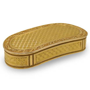 English 18k Gold Vanity Box: DESCRIPTION: A English vanity box composed of 18k yellow gold, decorated along the body with repeating circular spiraling patterns, encompassed by orante floral borders. Stamed with an Unidentified