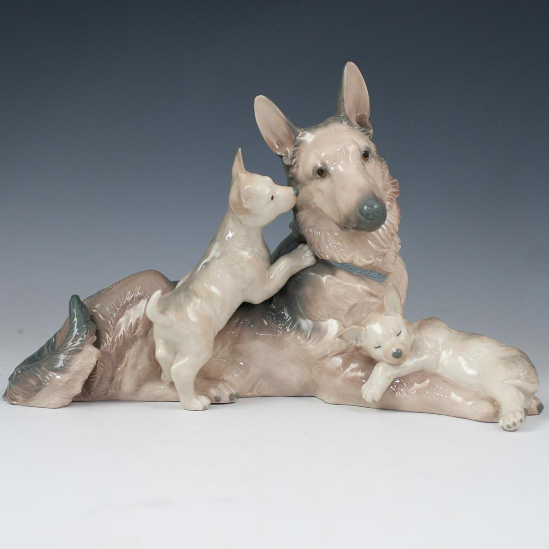 Lladro "German Shepherd With Puppies" Porcelain (1 of 5)