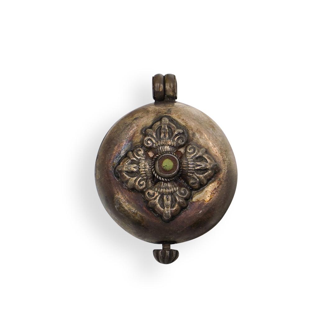 Sterling Snuff Locket: DESCRIPTION: A Sterling locket/snuff holder, of intricate design. Weight: 13 grams. CIRCA: 20th Century ORIGIN: Continental DIMENSIONS: L. 1.5" CONDITION: Great condition. See lot description for deta