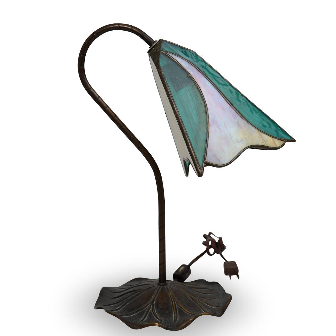 "L&L WMC" Stained Glass Lily Pad Table Lamp (1 of 7)