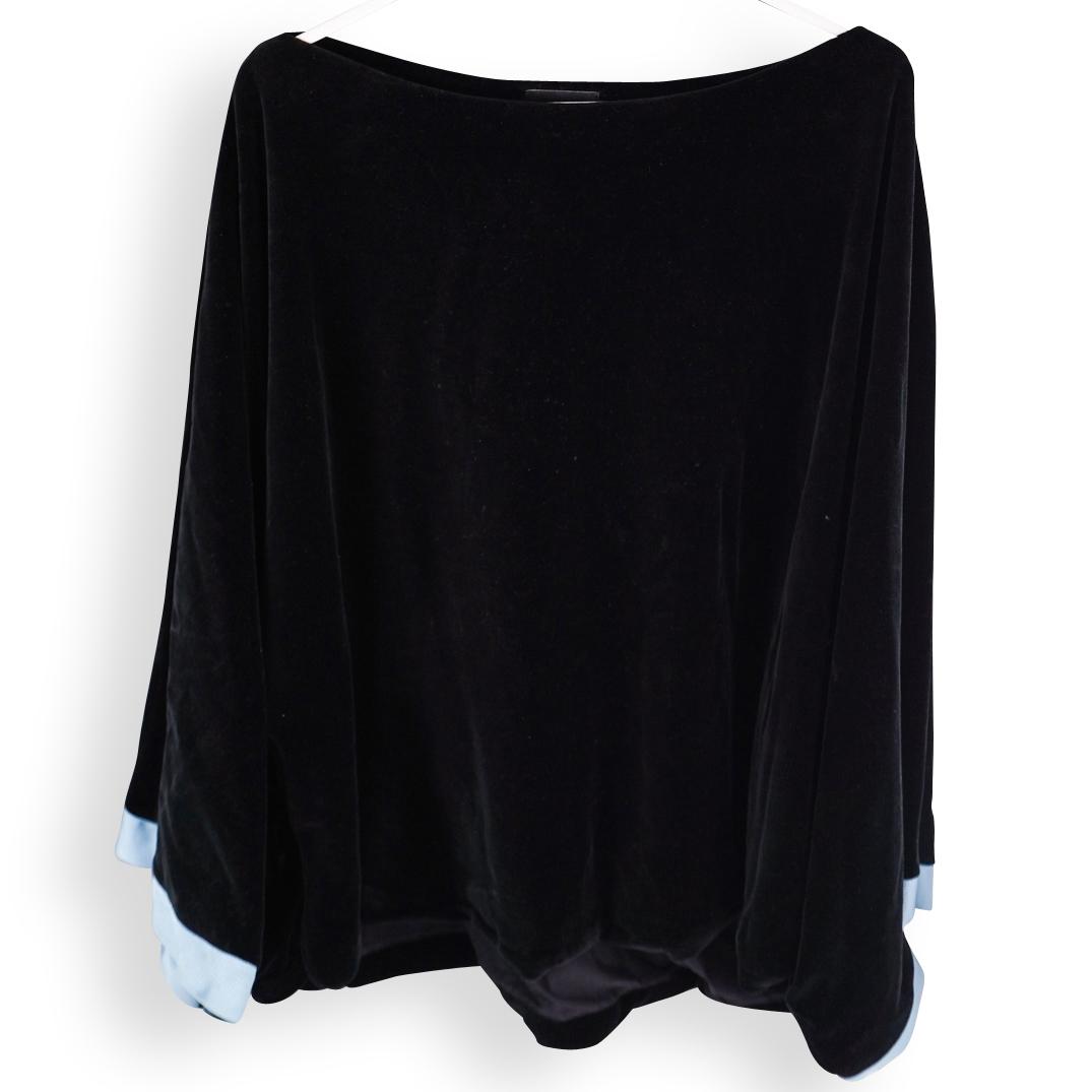 Giorgio Armani Velvet Loose Sweater: DESCRIPTION: Giorgio Armani Velvet Loose Sweater. Black Color. Features a Blue ribbon design on the sleeves. Size 38 CIRCA:20th/21st ORIGIN:Italy CONDITION: Great condition. See lot description for de