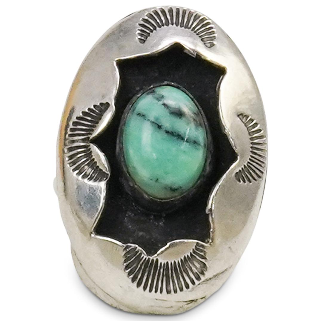 Sterling Silver and Turquoise Ring: DESCRIPTION: Oval Sterling Silver Ring with Turquoise central stone. Size : 6 1/2. NN19CIRCA: 20th CenturyORIGIN: USADIMENSIONS: Size: 6 1/2 Total Weight: 4 gramsCONDITION: Great condition. See lot de