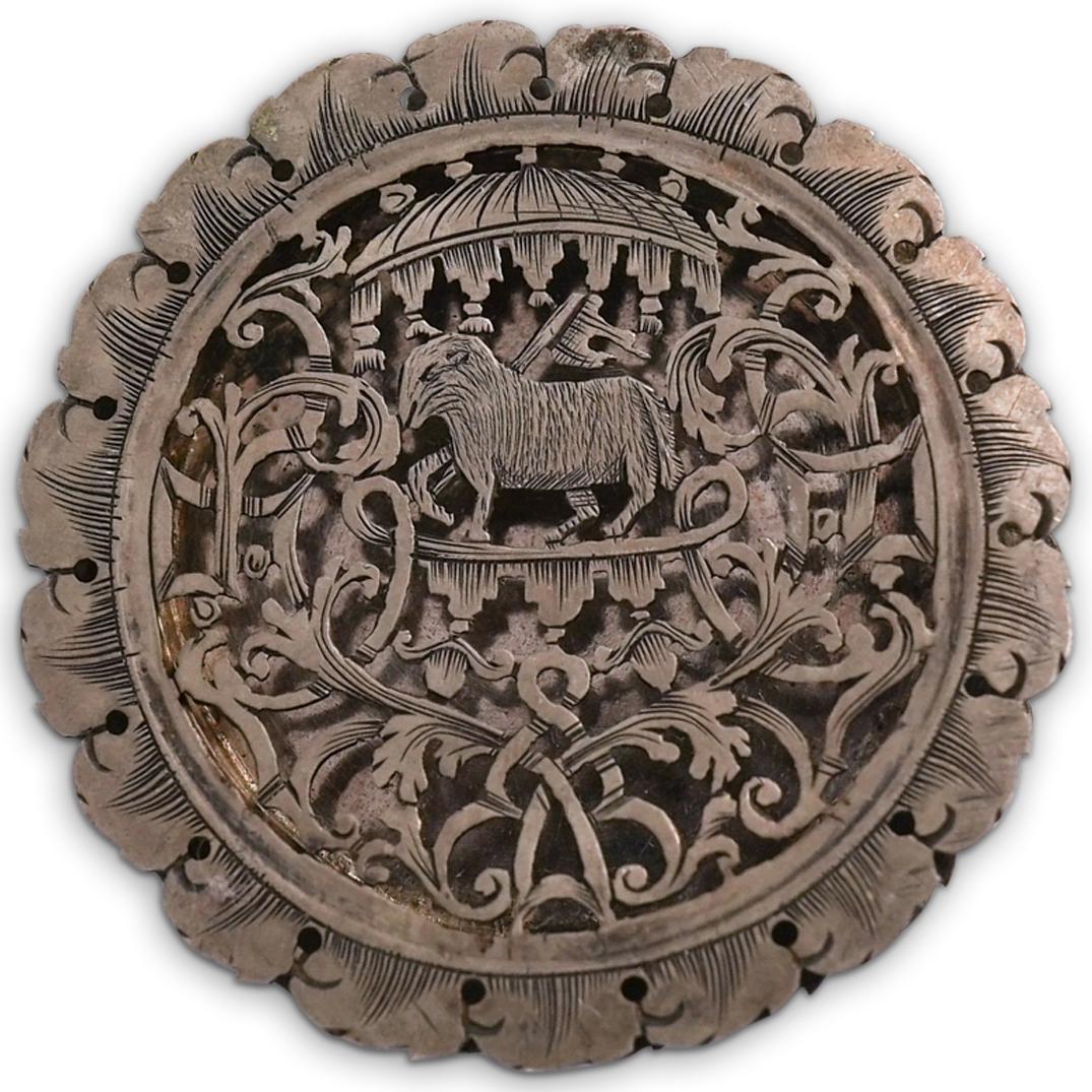 Antique Silver Vinaigrette Pomander: DESCRIPTION: Rare lantiquesilver vinaigrette/pomander on 3 ball feet. The centre of the pierced cover engraved with a reticulated design of foliage motifs surrounding a horned sheep central figure.CIR