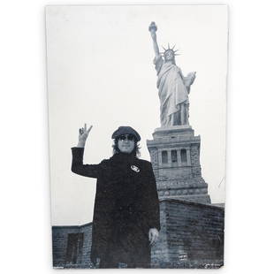 Large John Lennon Statue of Liberty by Bob Gruen Poster: DESCRIPTION: A large signed John Lennon poster on board depicting John Lennon flashing a peace sign in front of the Statue of Liberty. Photography was taken in NYC by photographer Bob Gruen, dated Oct