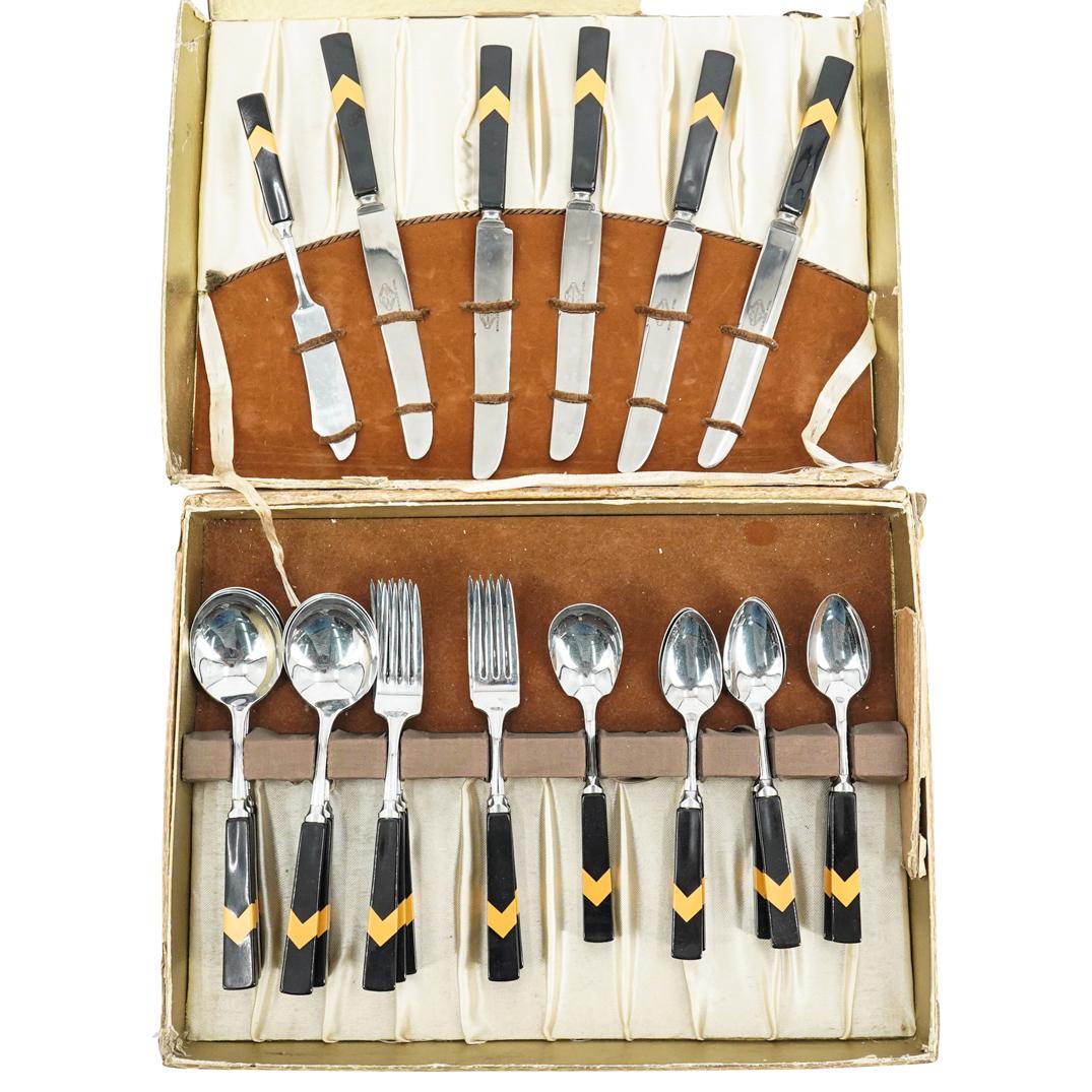 (24 Pc) Vintage Dual Tone Bakelite Flatware Set (1 of 9)