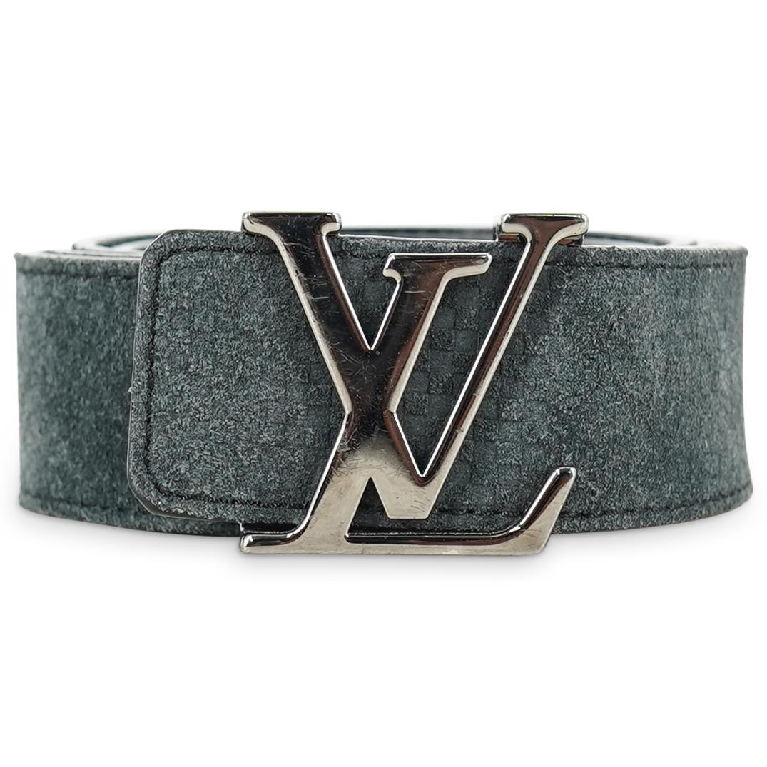 Louis Vuitton Black Leather Belt: DESCRIPTION: A LV Louis Vuitton black leather belt, with silver-colored LV monogram buckle. Total length: 47". CIRCA: 20th Century ORIGIN: France DIMENSIONS: Total length: 47". H: 1 1/2". Have a simil