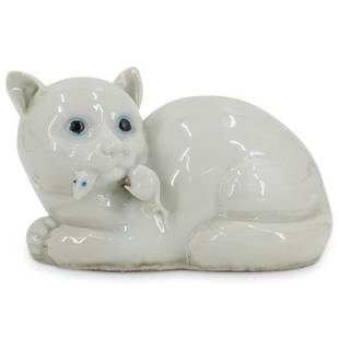 Antique Chinese Export Porcelain Cat with Mouse: DESCRIPTION: An antique Chinese export cat with mouse in mouth, composed of porcelain with glossy glazed finish. CIRCA: 19th Cent. Possibly older. ORIGIN: China DIMENSIONS: H: 5.5" x W: 6" x L: 8.25"