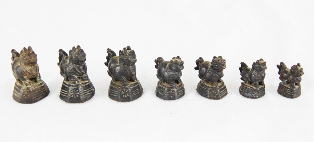 Antique foo lion set. bronze: Antique foo lion set. Bronze. Tallest is 1.75"