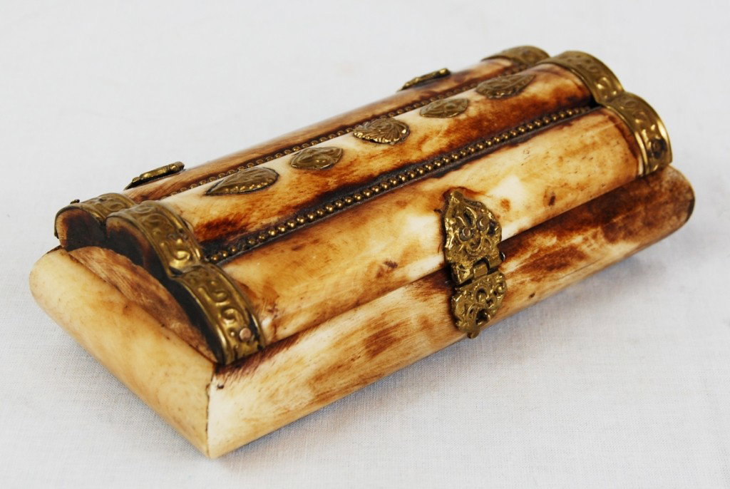 Oriental bone and brass jewelry box: DESCRIPTION: Bone and brass jewelry box CIRCA: 1940s MADE IN: Asia DIMENSIONS: H:2" L:6" RESERVE: None