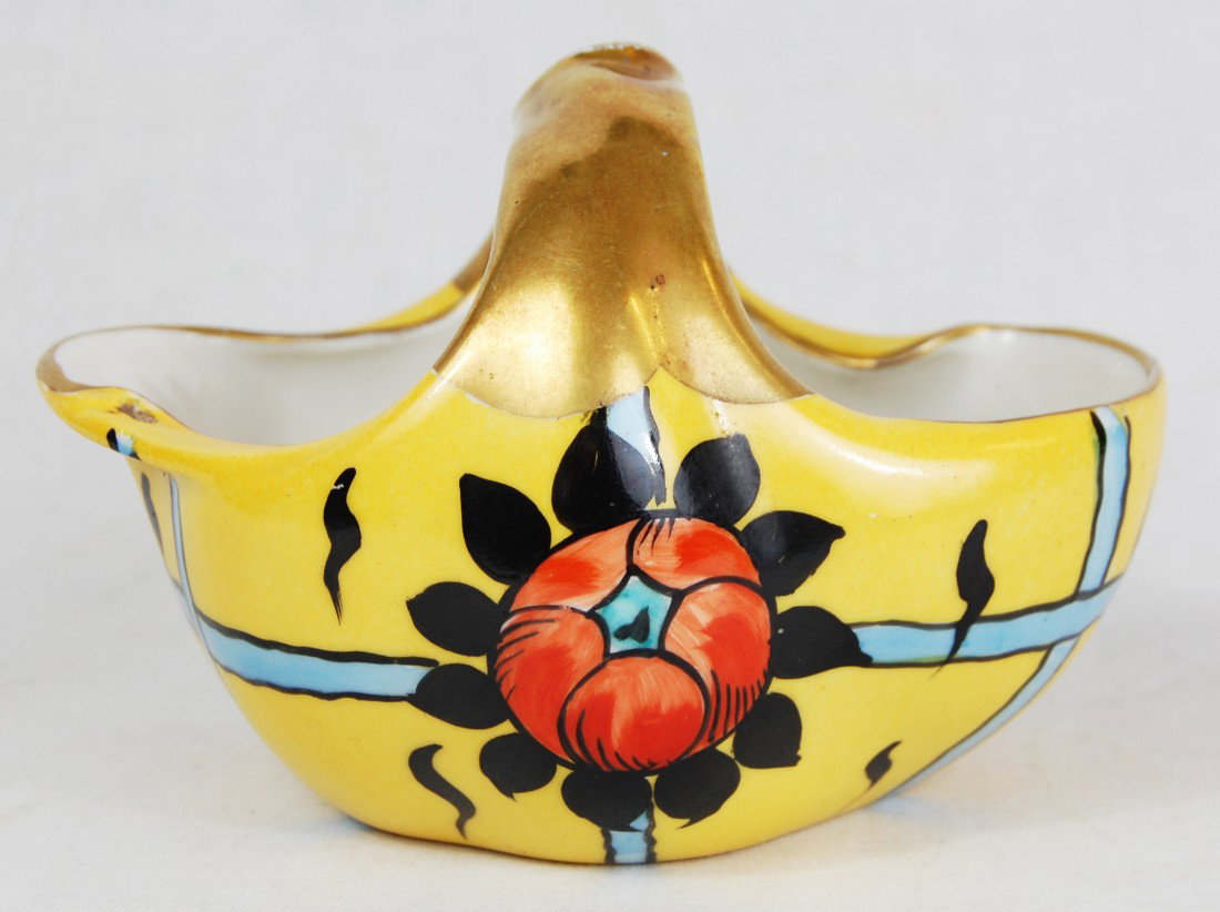 Antique Limoges hand painted porcelain tray: DESCRIPTION: Limoges hand painted porcelaine tray CIRCA: 1940s MADE IN: France DIMENSIONS: H:4" L:6.25" RESERVE: None