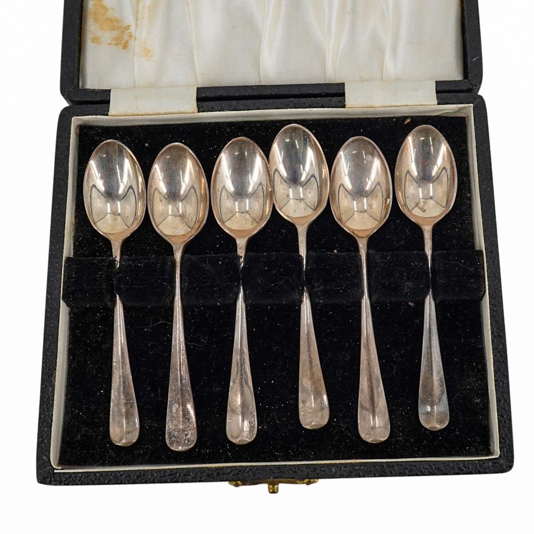 (6Pc) Vintage Sheffield Sterling Silver Teaspoon Set in Box: DESCRIPTION: (6Pc) Vintage Sheffield Sterling silver set of teaspoons in a black leather wrapped hinged box with an interior white silk, and black felt lining. Box interior is stickered "J.W.Harris Es