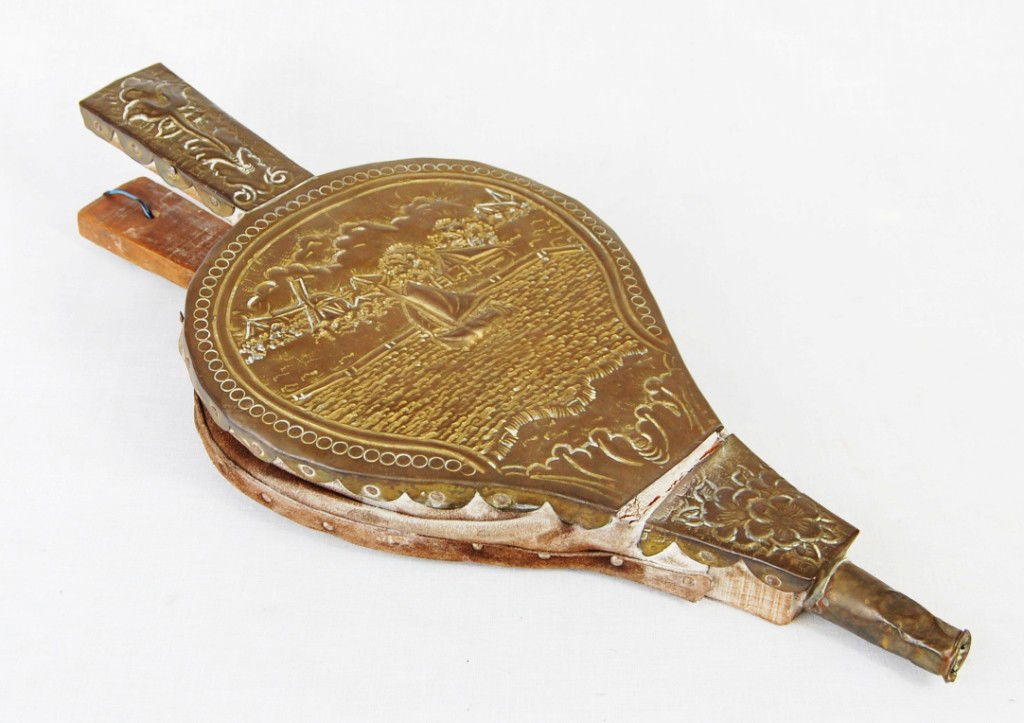 Antique Chinese bellows made out of brass. 19th ct: DESCRIPTION: Antique hand made bellows made out of brass CIRCA: 19th century MADE IN: China DIMENSIONS: H:14.5" L:7" RESERVE: None