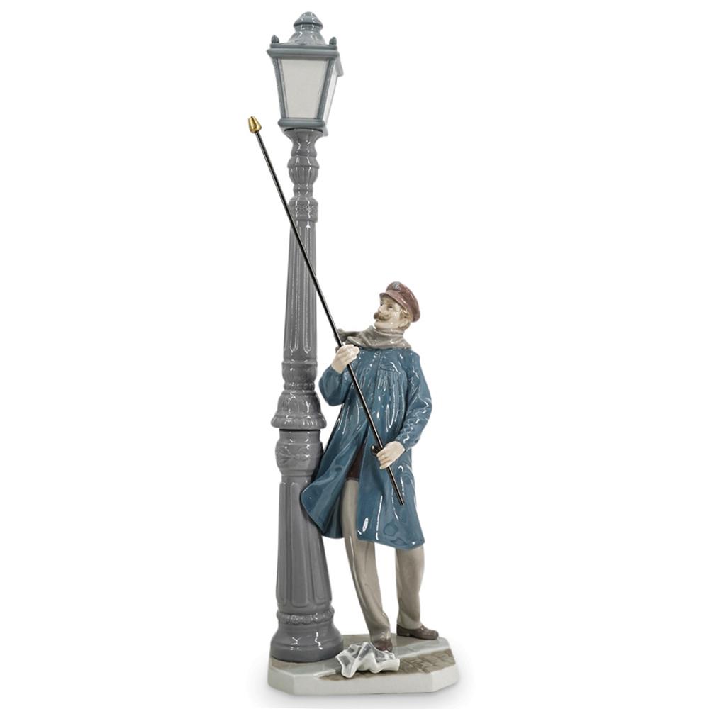 Lladro Porcelain "Lamplighter" Figurine (1 of 12)