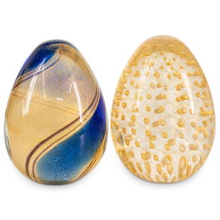 (2 Pc) Murano A. Seguso Art Glass Egg Sculptures: DESCRIPTION: (2 Pc) Murano Archimede Seguso (Italian, 20th Cent.) art glass egg shaped sculpture paperweights. One egg shaped sculpture depicts bullicante controlled bubbles on the interior and aventu