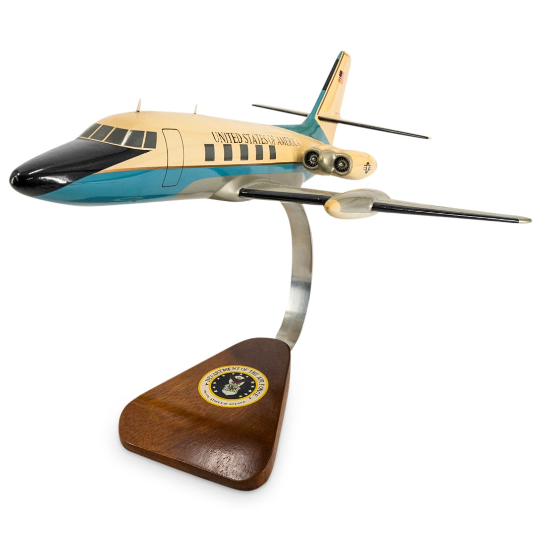 USA Presidential Air Force One Aircraft Desk Model (1 of 6)