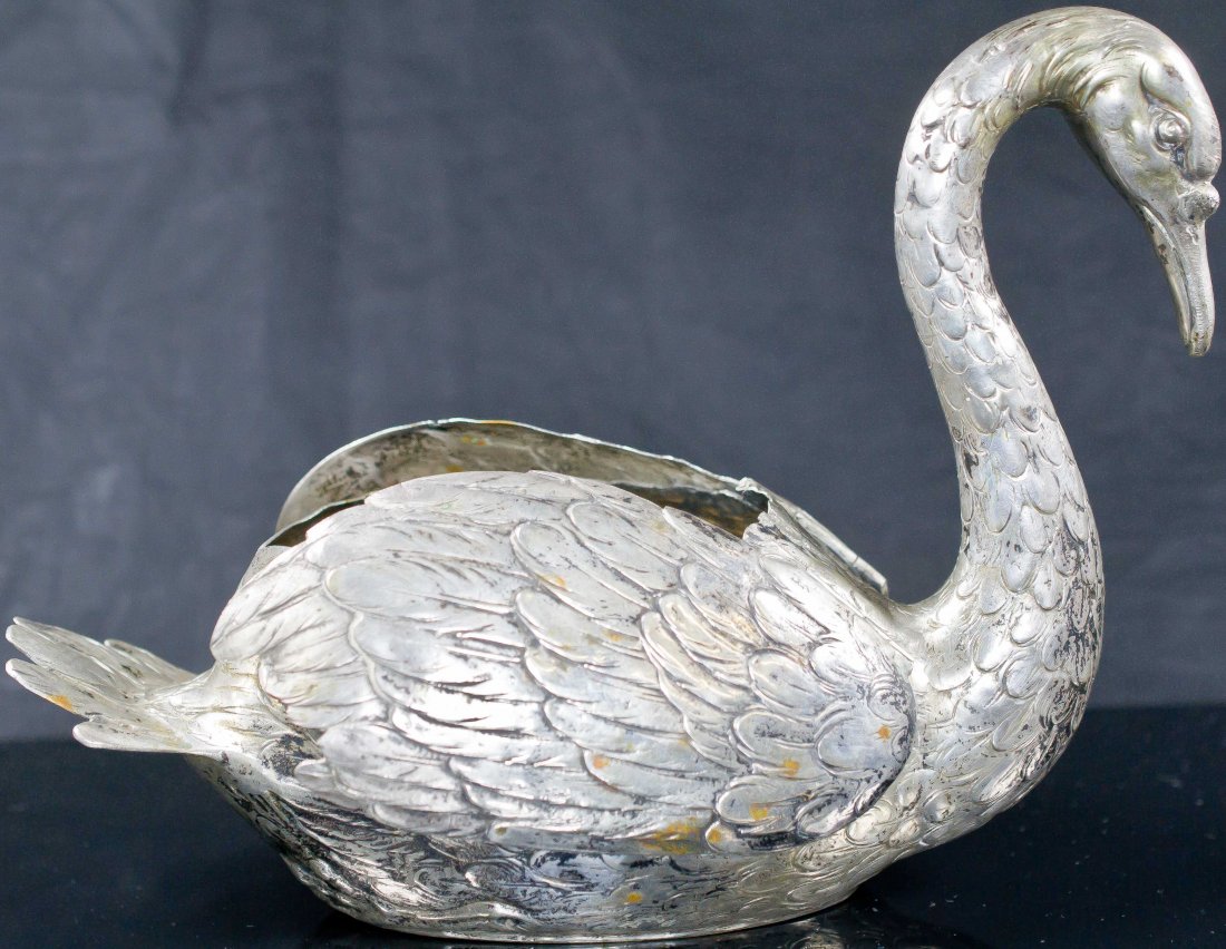 Antique engraved silver swan with folding wings: DESCRIPTION: Antique engraved silver swan with folding wings. Hallmarked underneath what appears to be English but hard to read. Weighs a total of 8.5 ounces CIRCA: 19/20th ct MADE IN: England ? DIMEN