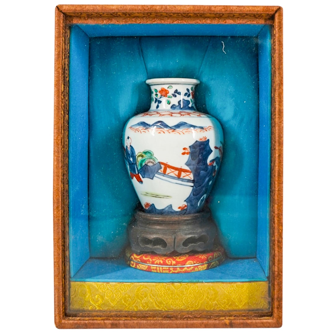 Antique Chinese Wucai Porcelain Vase W/ Stand In Display Case (1 of 4)