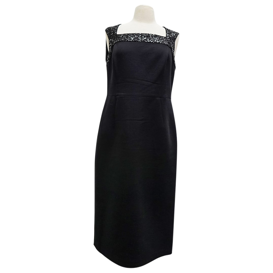 Vintage Oscar De La Renta Black Embellished Collar Cocktail Dress: DESCRIPTION: Vintage Oscar De La Renta cocktail sleeveless dress in thick elastic black hued fabric with sewn-in embellishments in neck collar in frontal and back areas, accented with sewn in black be