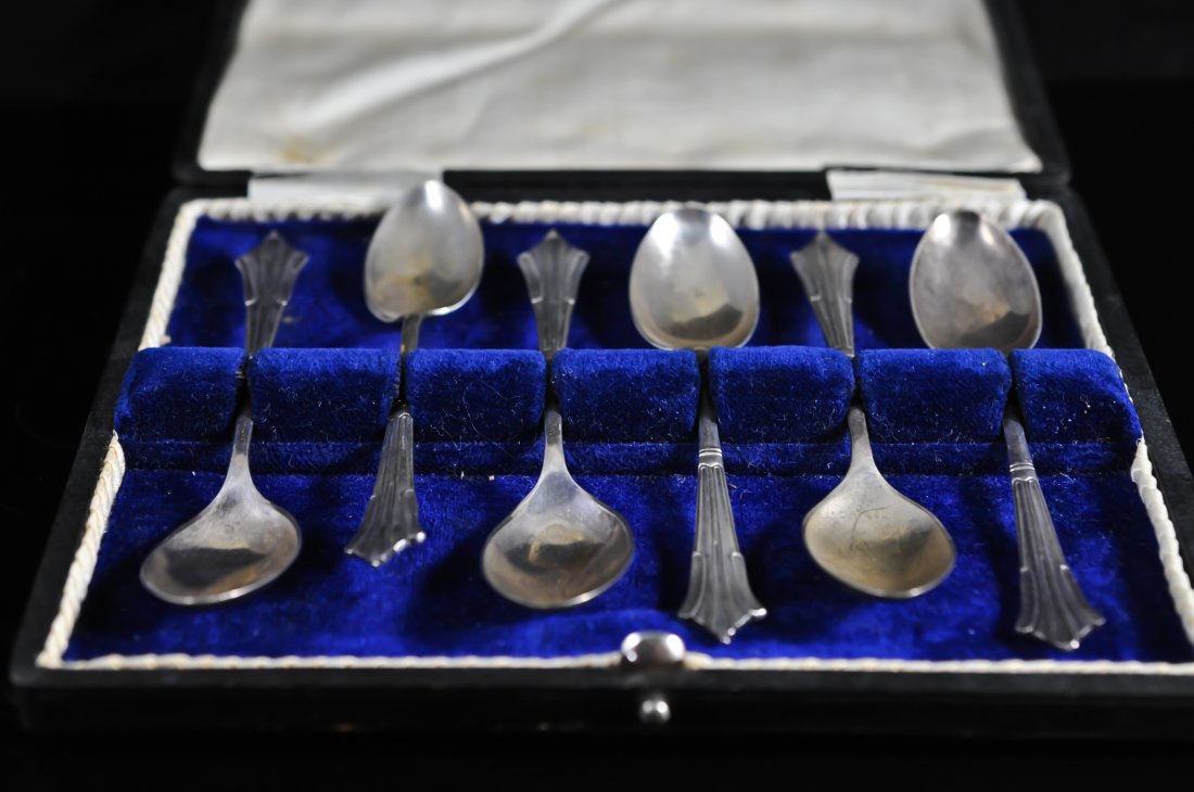Six piece English Sterling teaspoon set. Hallmarke: DESCRIPTION: Set of six sterling teaspoons. Full English hallmarks. Art deco designed handles. Comes with original black leather box lined with blue velvet and white silk. Mint. Total 72.3 grams CIRCA