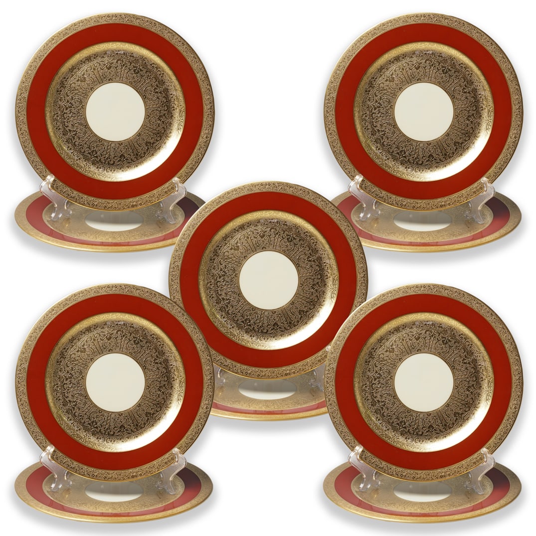 (10 Pc) Royal Bavarian Hutschenreuther Selb Gilt Plate Set: DESCRIPTION: (10 Pc) Set of ten Royal Bavarian Hutschenreuther Selb plates, each featuring an off white center, red rim, framed by heavy gilding. Gilt elements are decorated with foliage designs. Piec