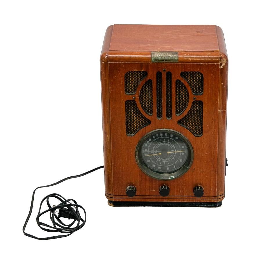 Thomas Collector's Edition Radio: DESCRIPTION: Thomas Collector's Edition radio. This is a replica of a 1940's wooden cabinet radio. Manufactured between 1980-1990. AM/FM capabilities. Electrified. CIRCA: 20th century ORIGIN: United S
