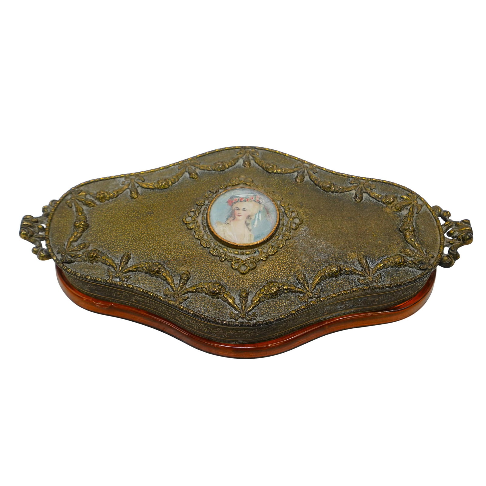 Antique Apollo Ormolu & Amber Glass Dresser Curio Set: DESCRIPTION: Antique Apollo ormolu and amber glass dresser curio box. Designed with an oval quatrefoil form, with an amber hued glass body, and ormolu cover embellished with a female portrait motif. M