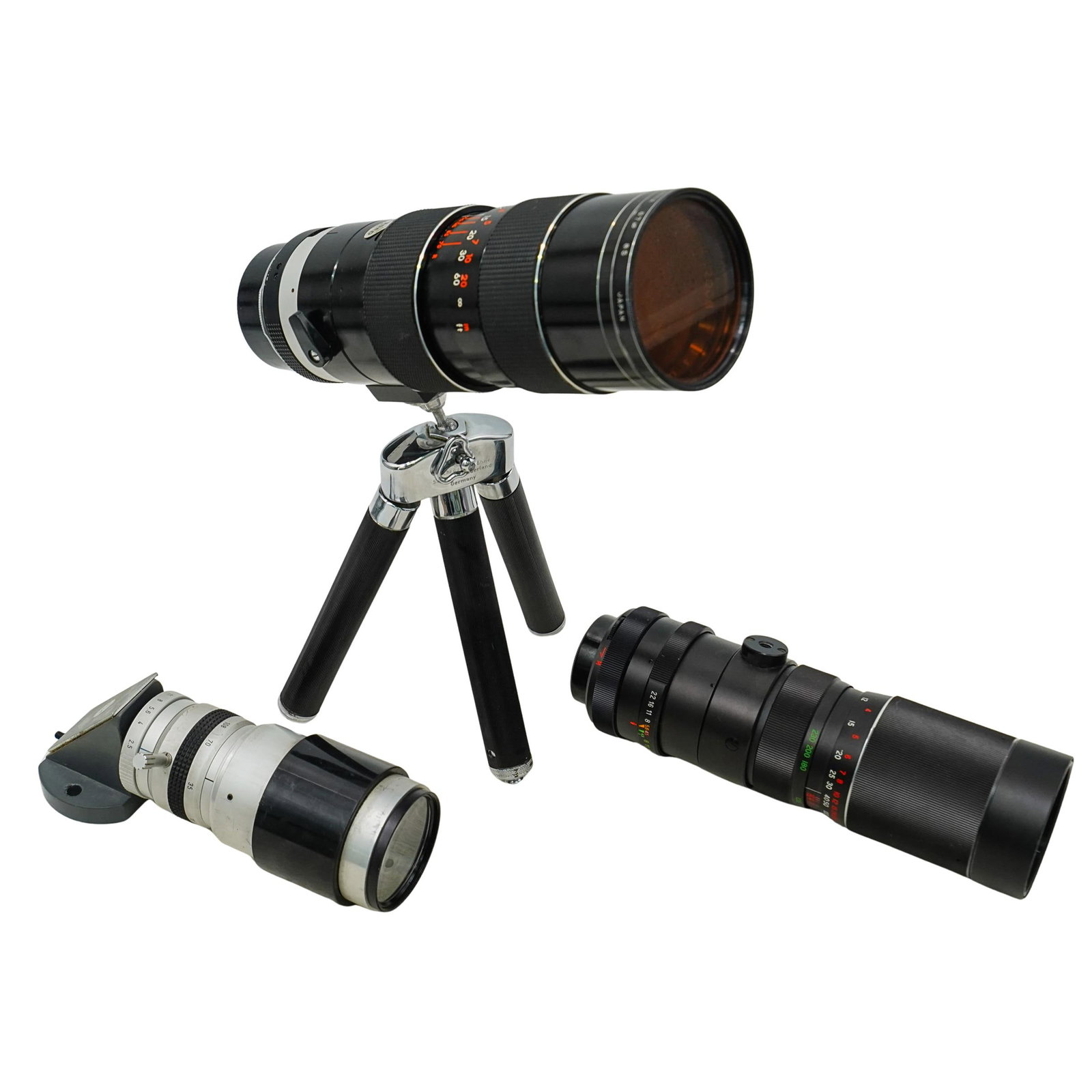 (3 pcs) Vintage Japanese Photography Lenses: DESCRIPTION: x1 Vivitar Tele-Zoom Photography Lens -Vivitar tele-zoom lens. 90-230 mm. 1:4.5. No. 3721726. Auto. Circa: 20th century Origin: Japan Dimensions: H: 8.75" D: 2.5" Condition: Great x1 Tamr