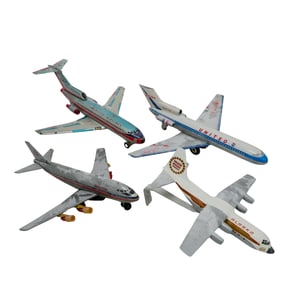 (4 pcs) Assorted Commercial Aircraft Toys and Models