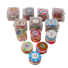 (118pc) Casino Chips Set: Collectible Memorabilia