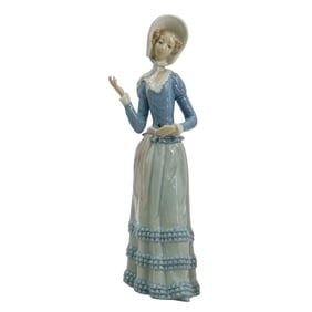 Lladro "Little Lady of Aranjuez with Parasol"