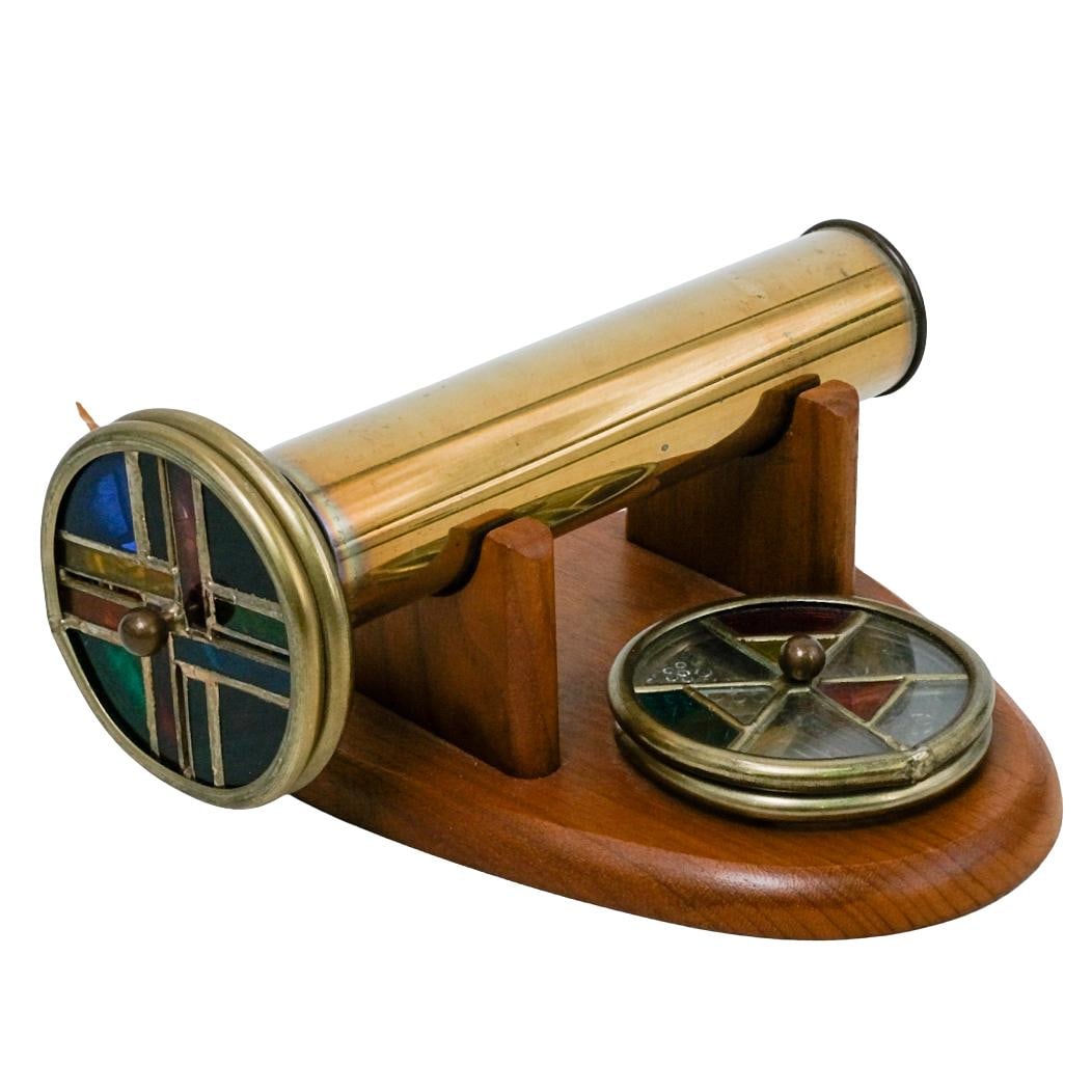 (6 pcs) Kaleidoscope on Stand with Interchangeable Wheels: DESCRIPTION: Brass Kaleidoscope with four interchangeable colored glass wheels to create different patterns. Kaleidoscope measures L: 6 3/4" W: 1 1/2". Wheels measure approx D: 3". Stand measures H: 2