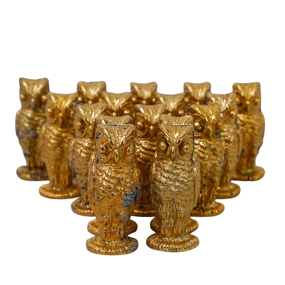 (16 Pc) Napier Gold Plated Owl Card Holders: DESCRIPTION: Set of (16) Napier gold plated owl card holders, marked underside "Napier" Includes original box. CIRCA: 20th Century ORIGIN: USA DIMENSIONS: H: 1.125" CONDITION: Normal wear consistent w