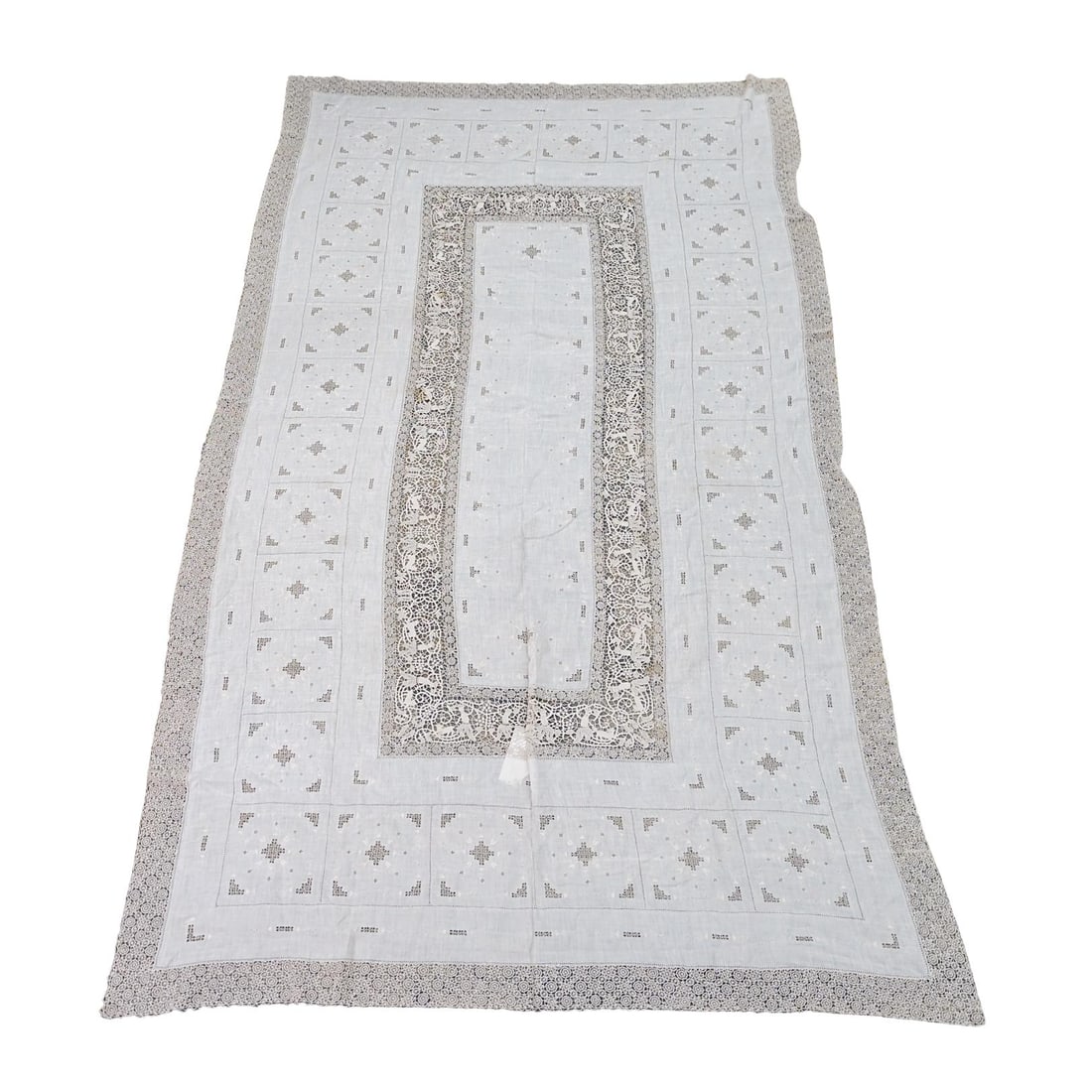 Ivory Linen and Lace Tablecloth (1 of 5)
