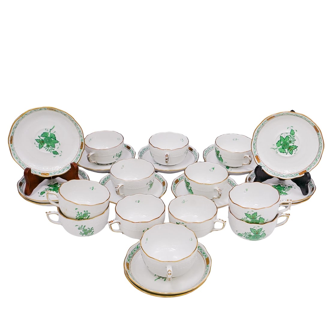 (25 Pcs) Herend Porcelain "Chinese Bouquet Apponyi Green" Teacups & Saucers: (25 Pcs) Herend Porcelain "Chinese Bouquet Apponyi Green" Teacups & Saucers 20th century, Hungary This collection are white with a green floral design and gold trim. The pattern is "Chinese Bouquet Ap