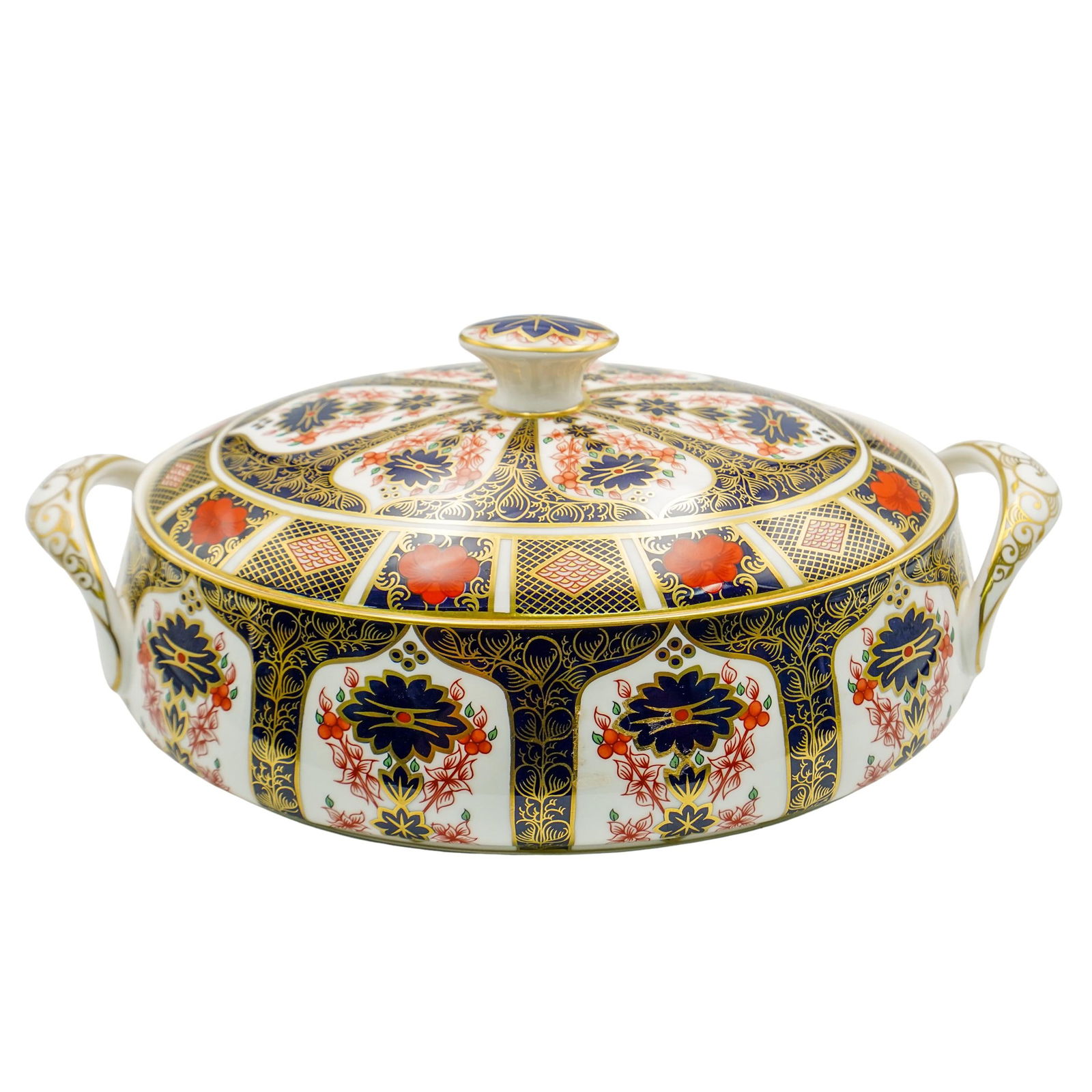 Royal Crown Derby Old Imari Covered Vegetable Dish: Royal Crown Derby Old Imari Covered Vegetable DishLate 19th to early 20th century, EnglandCovered vegetable dish made of English bone china, featuring a multicolor floral motif and yellow gold trim. I