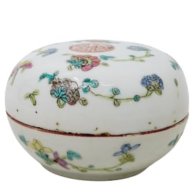 Chinese Late Qing Dynasty Famille Rose Circular Covered Bowl