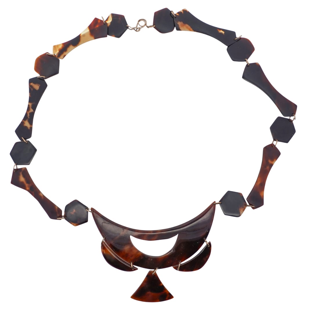 Art Deco 10k Gold & Tortoise Hued Necklace: Art Deco 10k Gold & Tortoise Hued Necklace 20th c., Continental Tortoise hued geometric links connected with 10k gold loops and hook clasp. 12.6g total weight. L: 22.5" clasp to clasp