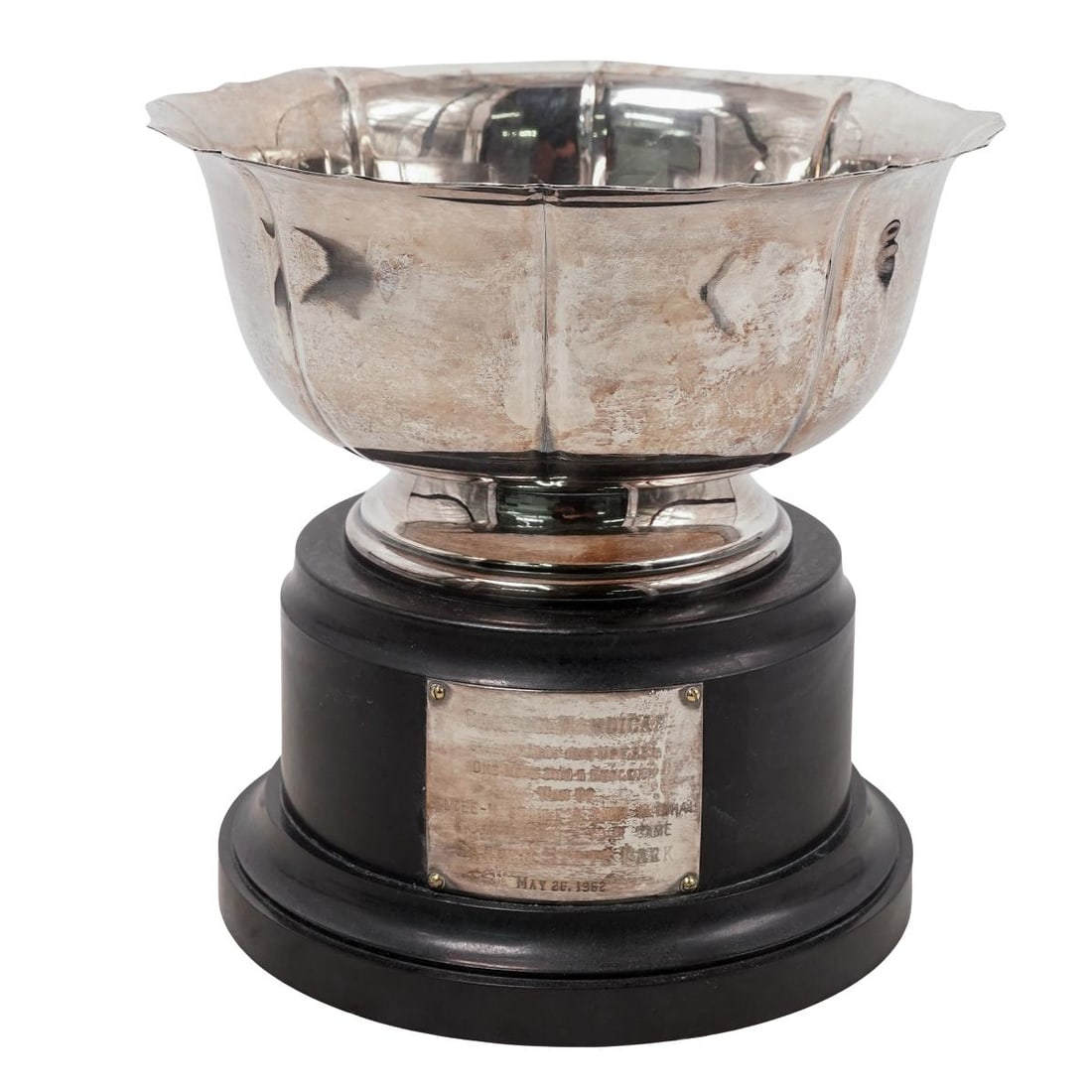 1962 Camden Handicap Large Sterling Silver Horse Racing Trophy Cup: 1962 Camden Handicap Large Sterling Silver Horse Racing Trophy Cup 20th century, USA 1962 Camden Handicap Large Sterling Silver racing trophy Cup mounted on black base. The cup features a scalloped
