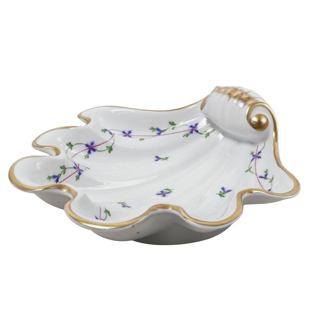 Herend Blue Garland Porcelain Shell-Shaped Dish: Herend Blue Garland Porcelain Shell-Shaped Dish 20th century, Hungary Herend Blue Garland Porcelain with 24K Gold Shell-Shaped Dish. The design features a delicate blue garland pattern with floral
