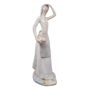 Spanish Pales Porcelain Woman Figurine