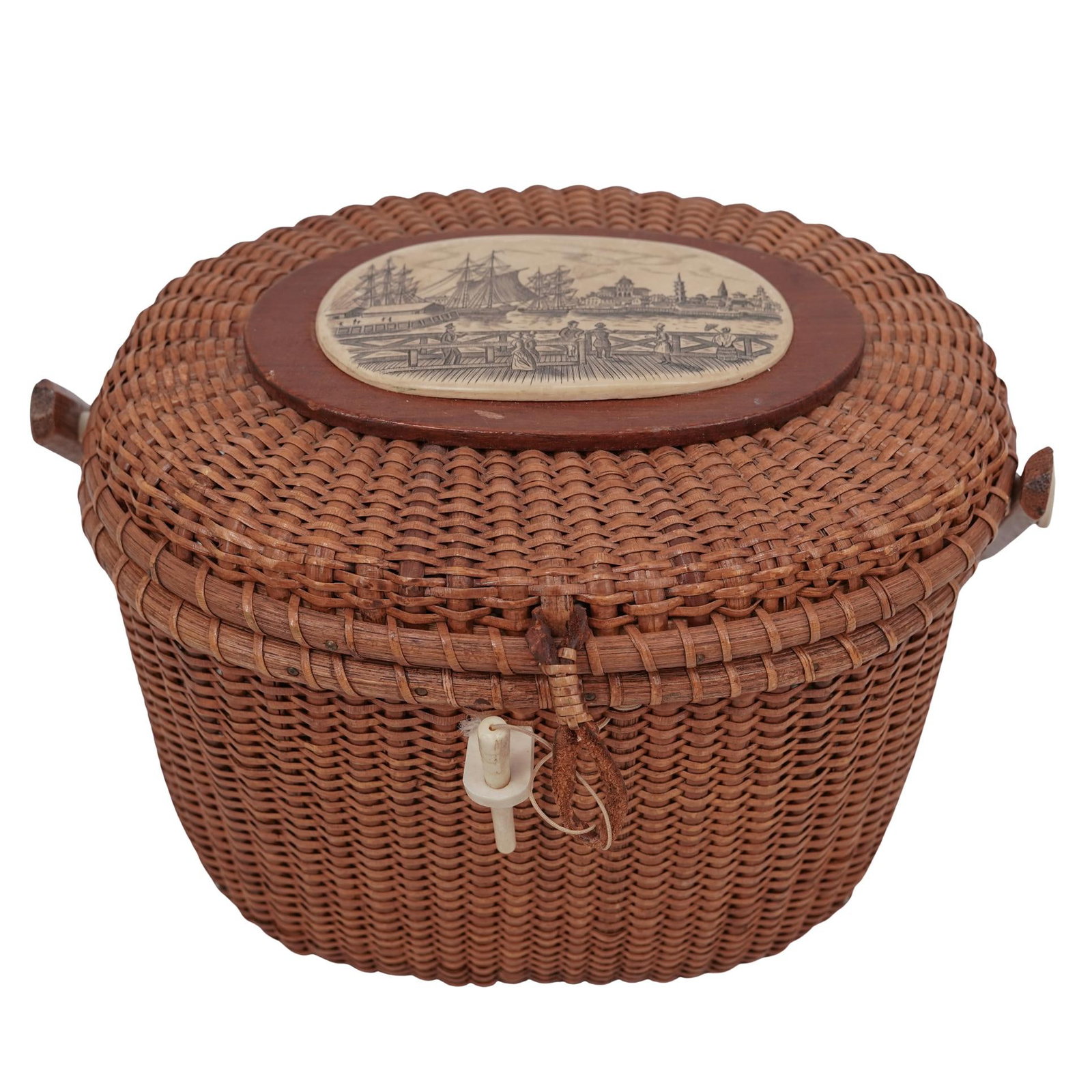 The Farnum Nantucket Basket Purse: The Farnum Nantucket Basket Purse 1978. USA Vintage handwoven wicker box by The Farnum, authentic reproduction of Nantucket basket . The decoration is genuine IVORYITE Scrimshaw. IVORYITE is synthetic