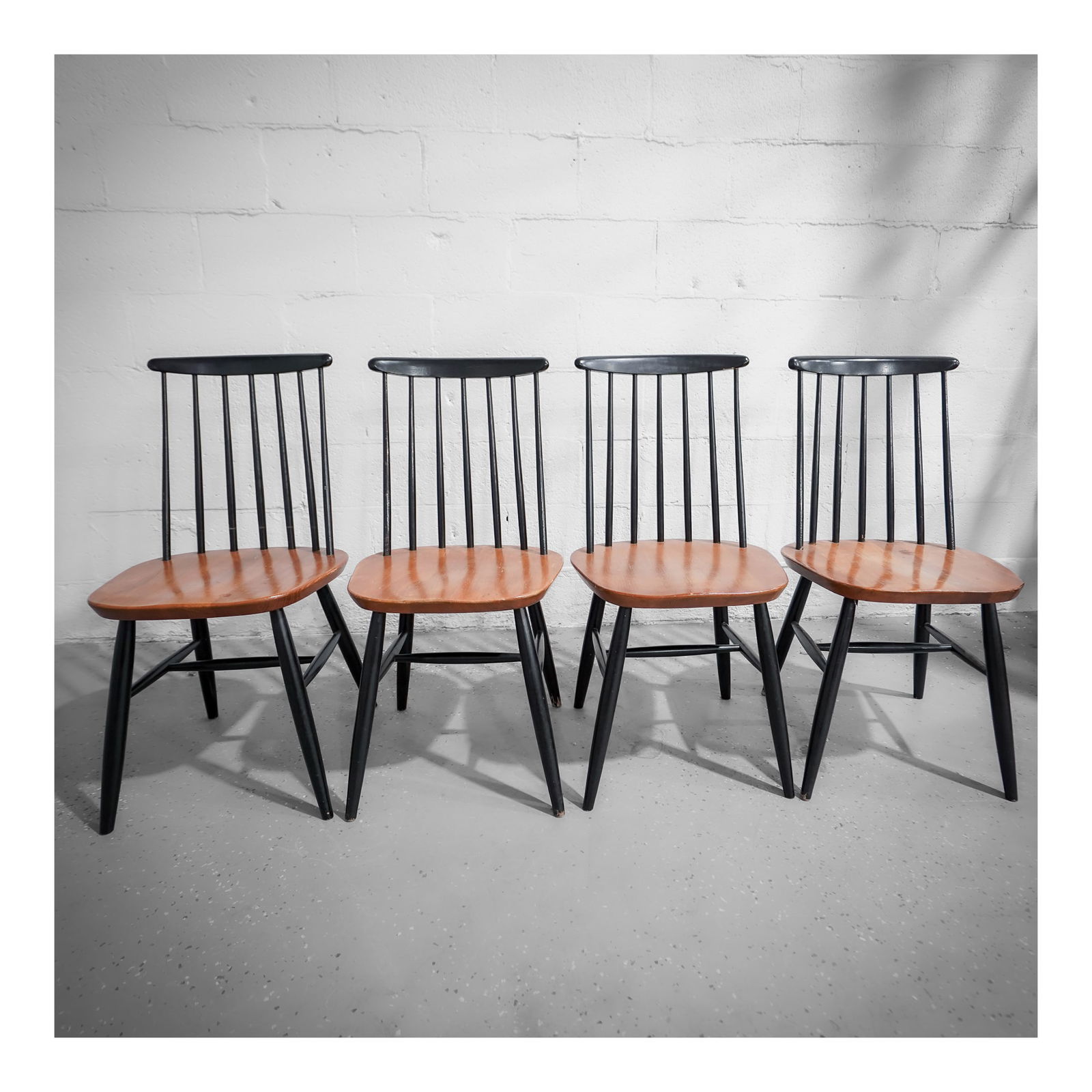 (4 pcs) Ilmari Tapiovaara (Finnish, 1914-1999) for Stol Kammik "Fanett" Chairs (1 of 6)