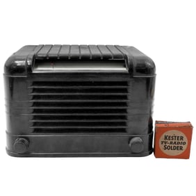 Vintage Regal Model 575 AM Tabletop radio.