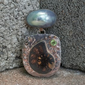 Oboma Sterling Silver Ammonite, Pearl & Peridot Pendant/Brooch