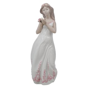 Nao by Lladro Spain "Springtime girl" Figurine.