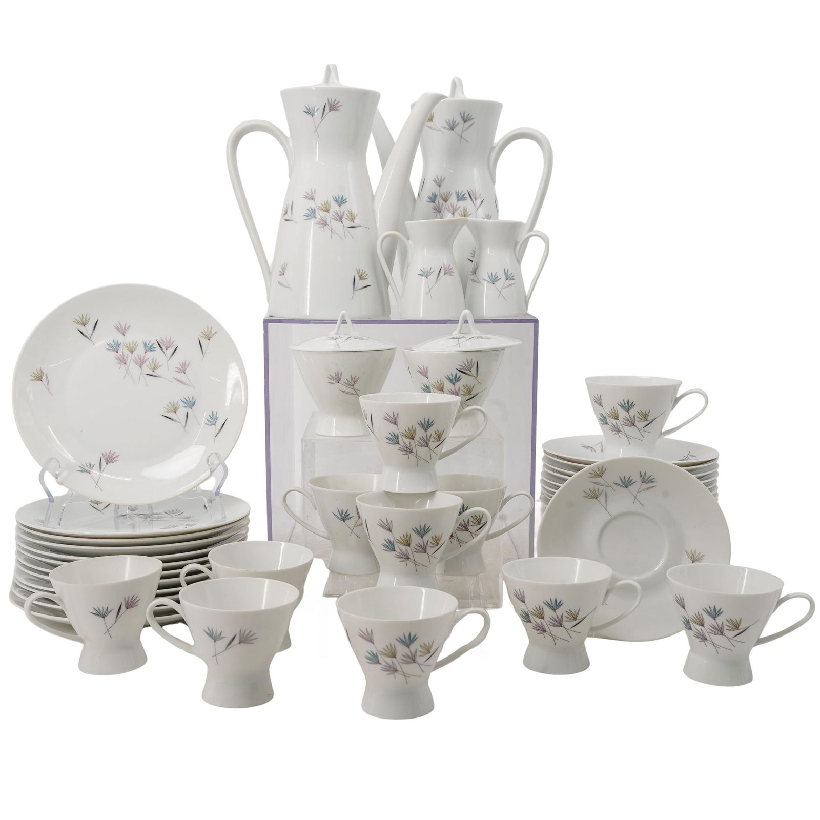 (41 pcs) Vintage Rosenthal "Blutenspiel" Porcelain Tea Service: (41 pcs) Vintage Rosenthal "Blutenspiel" Porcelain Tea ServiceEarly to mid 20th century, GermanA vintage set of Rosenthal porcelain tea service in the pattern "Blutenspiel". Each piece is hallmarked o