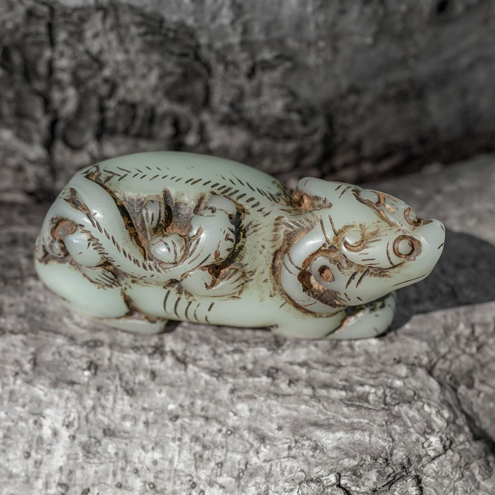 Chinese Qing Dynasty Jade Pixiu Beast Figurine: Chinese Qing Dynasty Jade Pixiu Beast Figurine 19th-20th c., China Antique Chinese carved jade figurine depicting a pixiu (or pi xiu) beast with its baby on its back. H: 1.25" W: 1.25" L: 3"