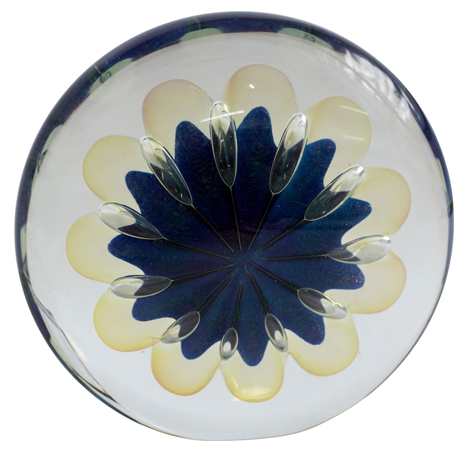 Robert Eickholt Art Glass Paperweight "Sea Anemone" Series: Robert Eickholt Art Glass Paperweight "Sea Anemone" Series1996, USARobert Eickholt, a renowned American glass artist who founded Eickholt glass in 1978 in Columbus, Ohio. The paperweight features an i