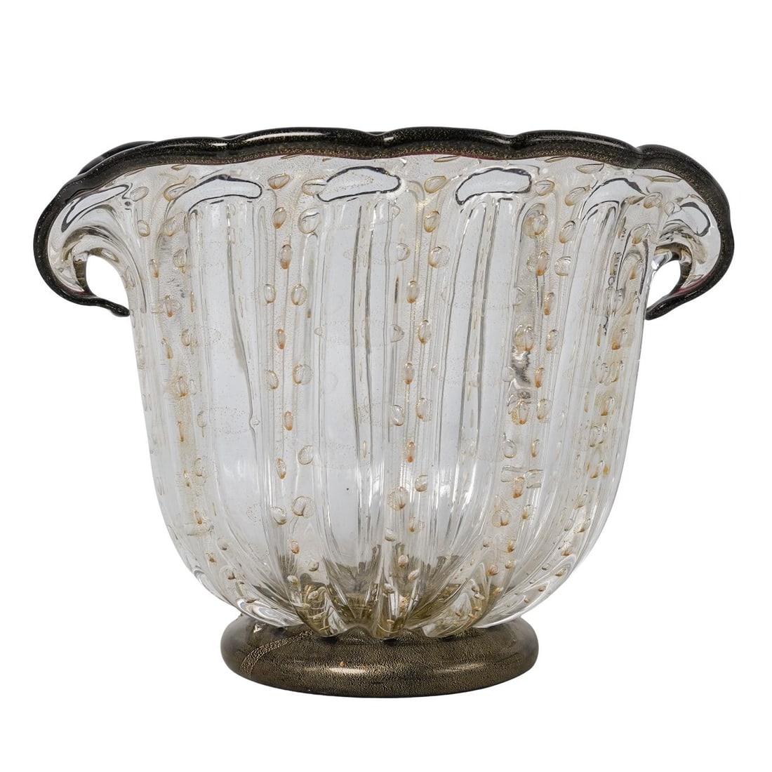 Murano Gambaro & Poggi Art Glass Centerpiece Vase: Murano Gambaro & Poggi Art Glass Centerpiece Vase1990, ItalianThe large Vase features clear crystal with heavy ribbing and a scalloped edge.It is accented with a dark black rim and a round, pedestal b