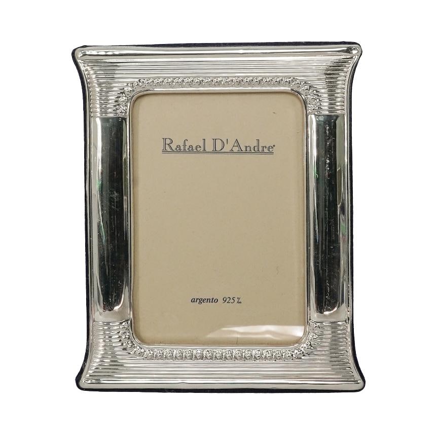 Rafael D’Andre Argento 925 Sterling Silver Picture Frame: Rafael D’Andre Argento 925 Sterling Silver Picture Frame 20th century, Italian Rafael D’Andre sterling silver picture frame is an elegant piece of home decor crafted in Italy. It features ribbed